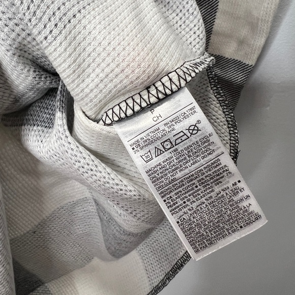 Old navy white black plaid waffle weave thermal long sleeve top nwt - Picture 3 of 3